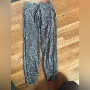Lulu lemon grey joggers, size 4 (barley worn in perfect condition)